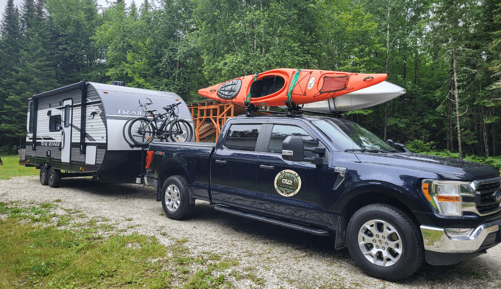 pickup avec logo Notre pickup, vélos et kayaks avec logo VR Aventures