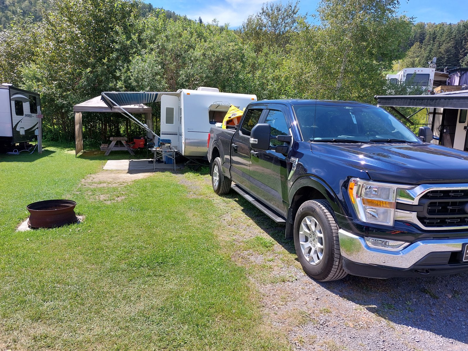 camping-la-malbaie-roulotte-camionnette-emplacement Notre roulotte, notre camionnette et le foyer à notre emplacement au Camping au Bord de la Rivière