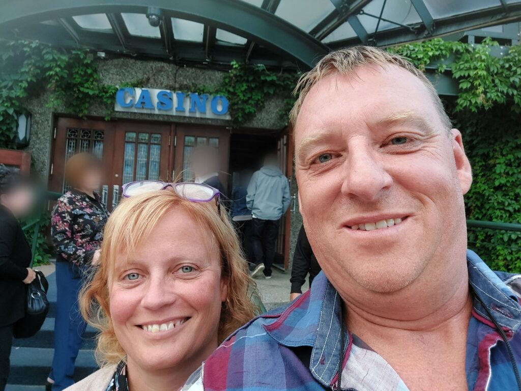 Nathalie et Christian devant le Casino de Charlevoix, à La Malbaie