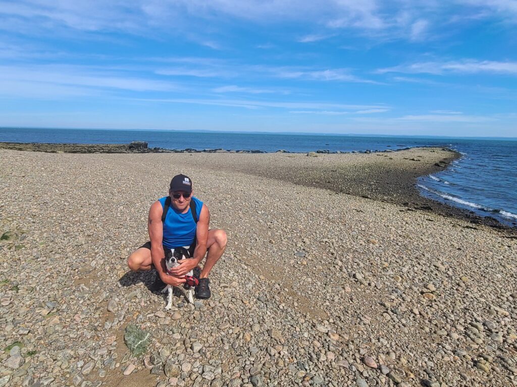 Christian et Shiro sur la plage de galets à La Malbaie