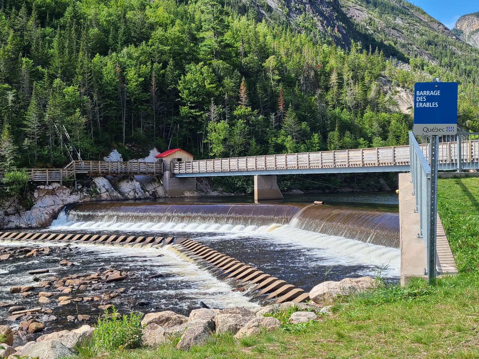 Le barrage des Érables et son panneau, dans le parc des Hautes-Gorges