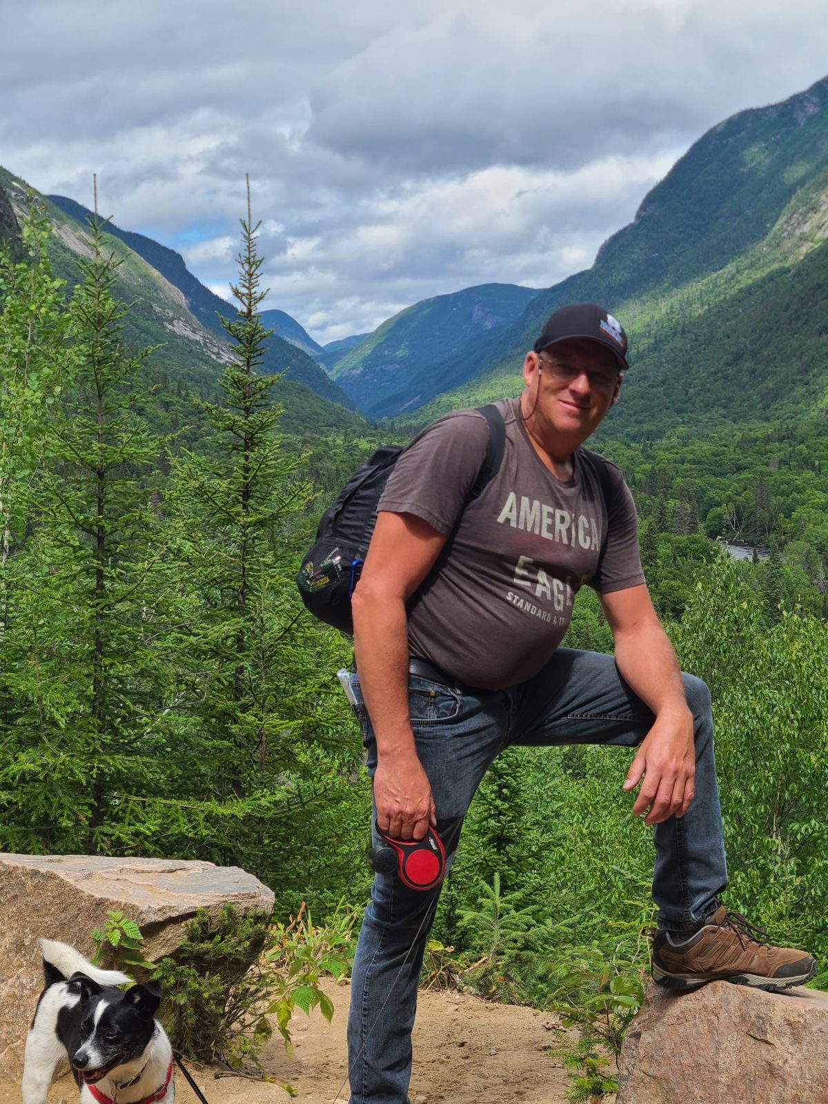 Christian et Shiro, en laisse, devant la vallée des Hautes-Gorges