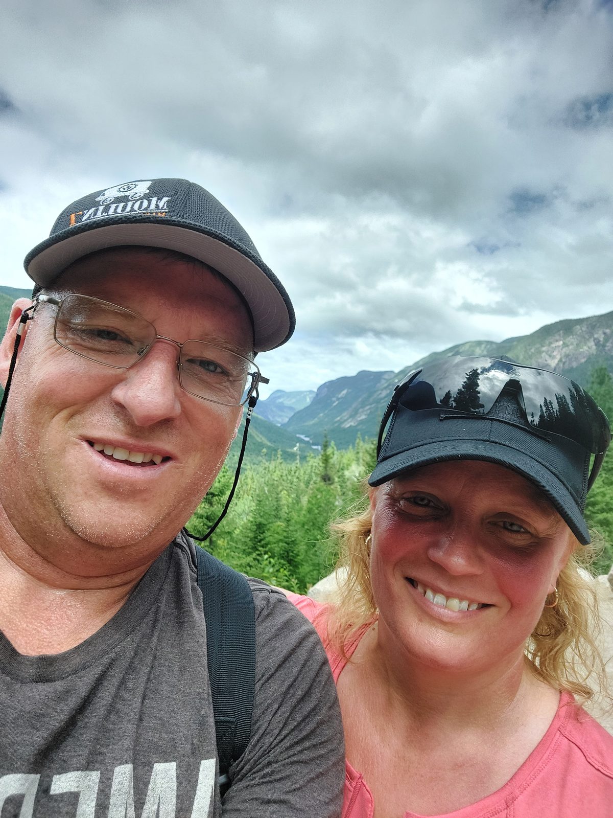 Nathalie et Christian en égoportrait sur le sentier, le visage rouge