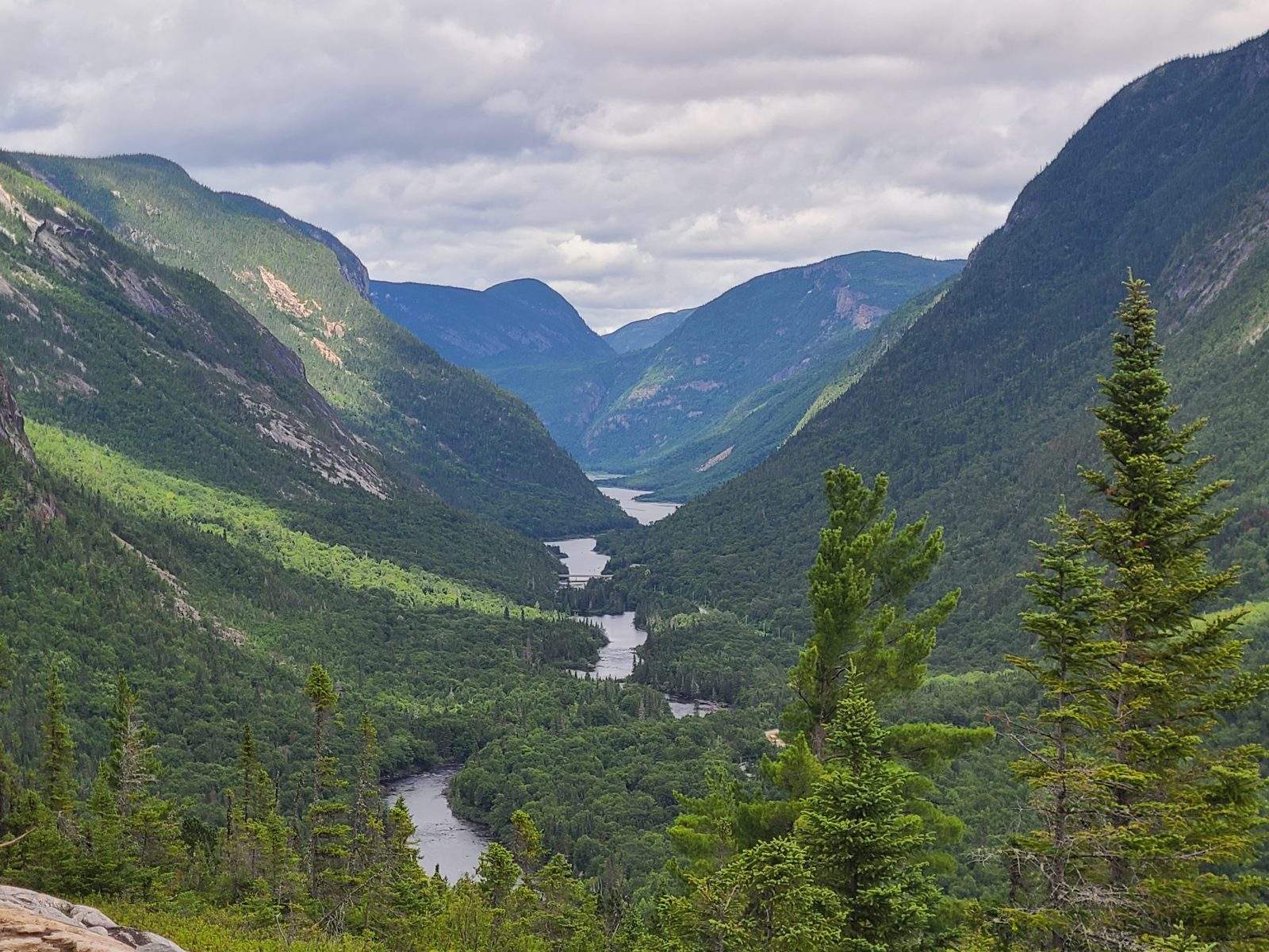 La rivière qui serpente entre les montagnes, vue du sentier Le Riverain aux Hautes-Gorges