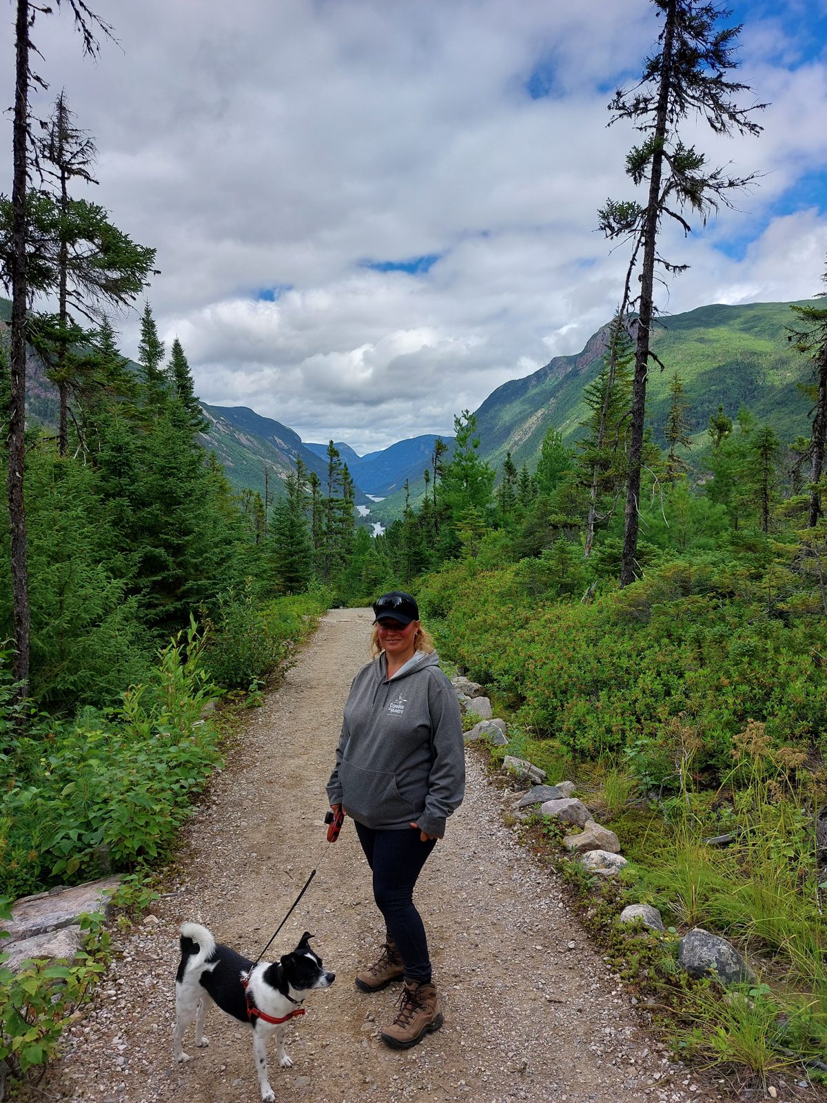Nathalie et Shiro, en laisse, sur le sentier Le Riverain