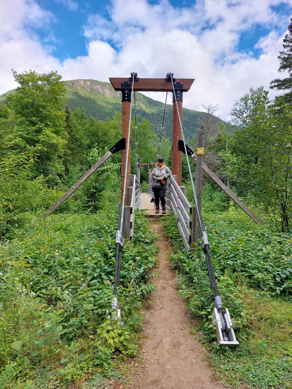 Nathalie et Shiro sur le pont suspendu du sentier Le Riverain