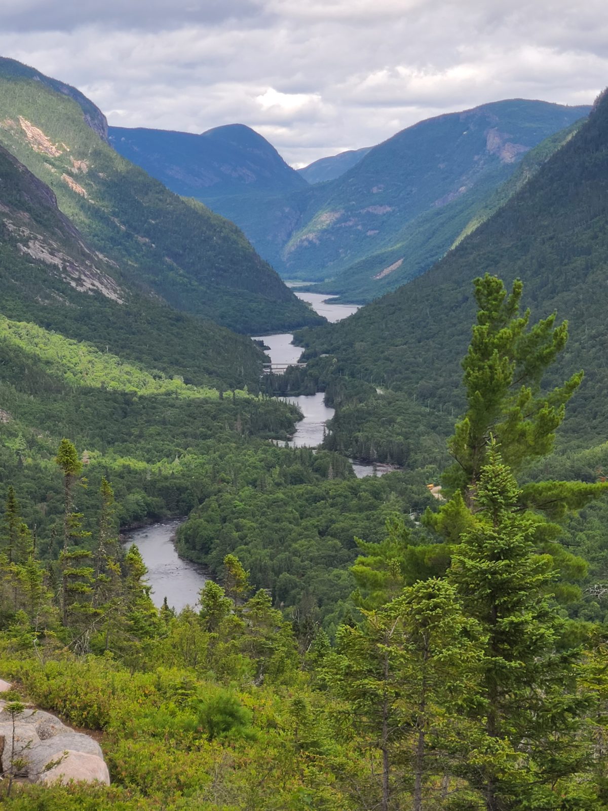 La rivière vue d’en haut, entre les montagnes des Hautes-Gorges